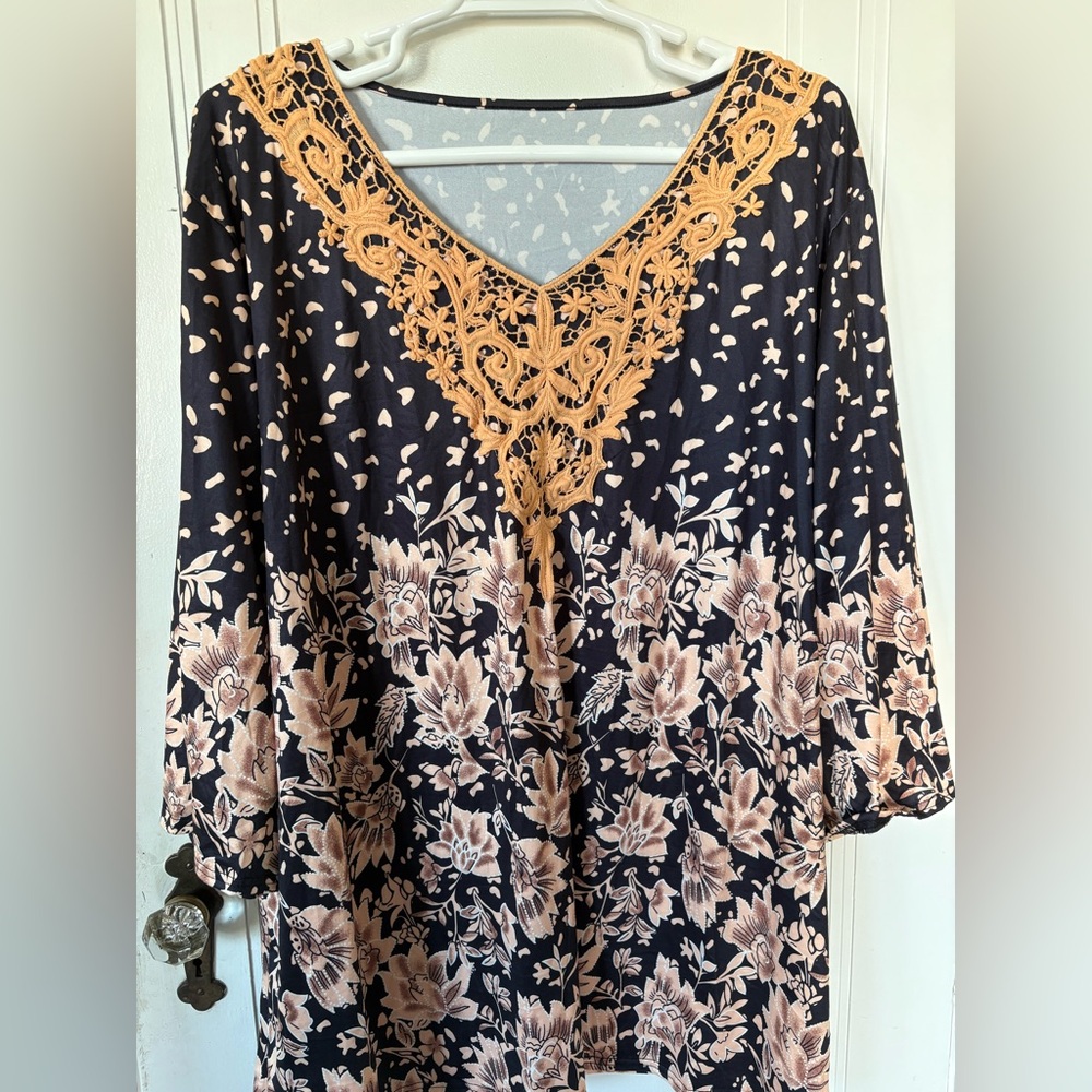 Unknown brand (most likely Catherine’s?) size 6xl light orange and black tunic